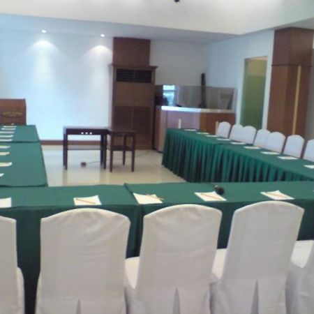 Cherry Blossoms Hotel Manila Bagian luar foto