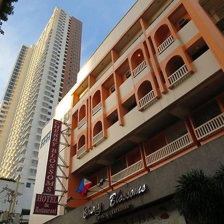 Cherry Blossoms Hotel Manila Bagian luar foto