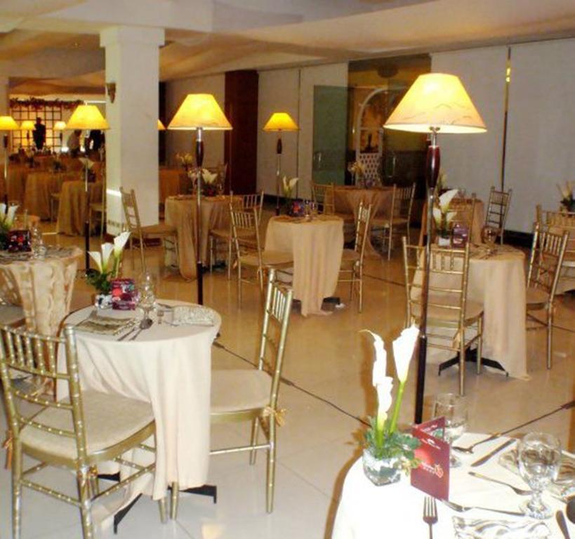 Cherry Blossoms Hotel Manila Bagian luar foto