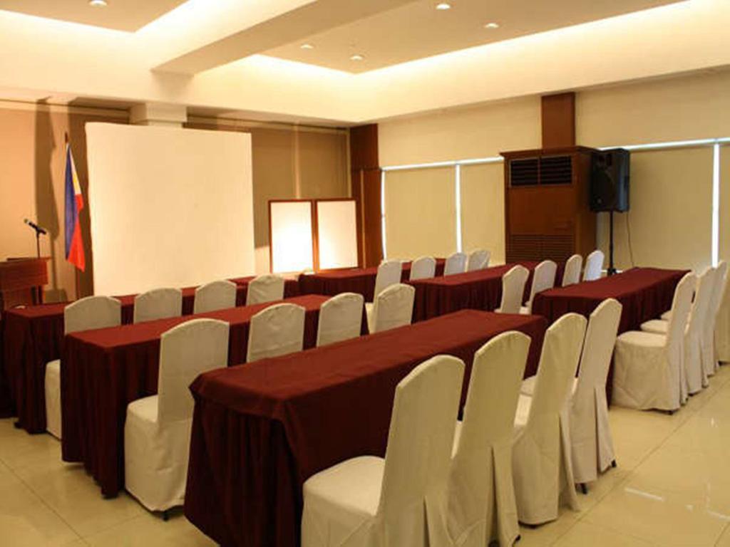 Cherry Blossoms Hotel Manila Bagian luar foto