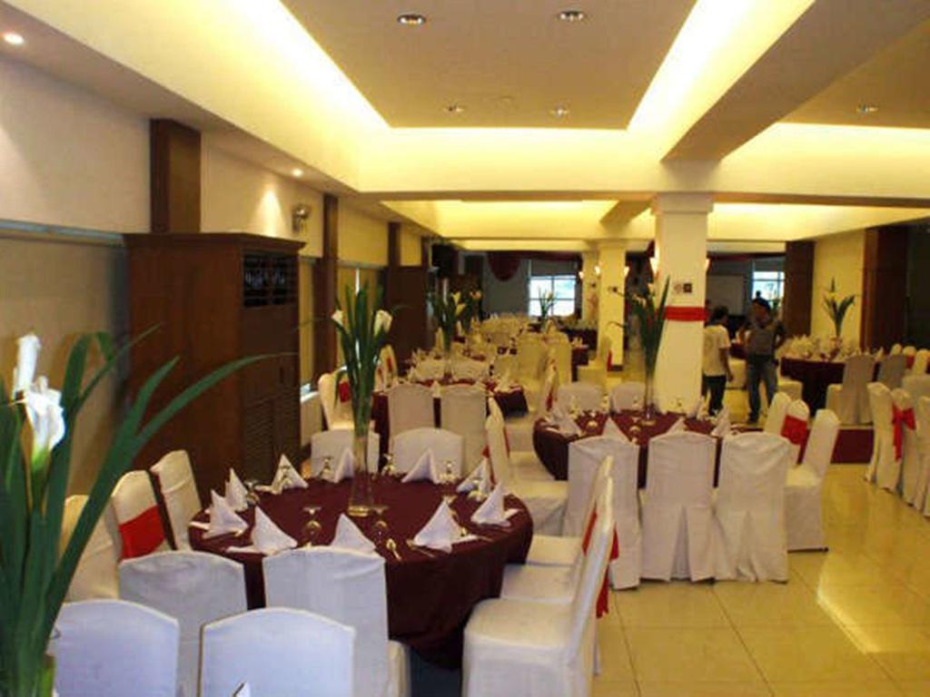 Cherry Blossoms Hotel Manila Bagian luar foto