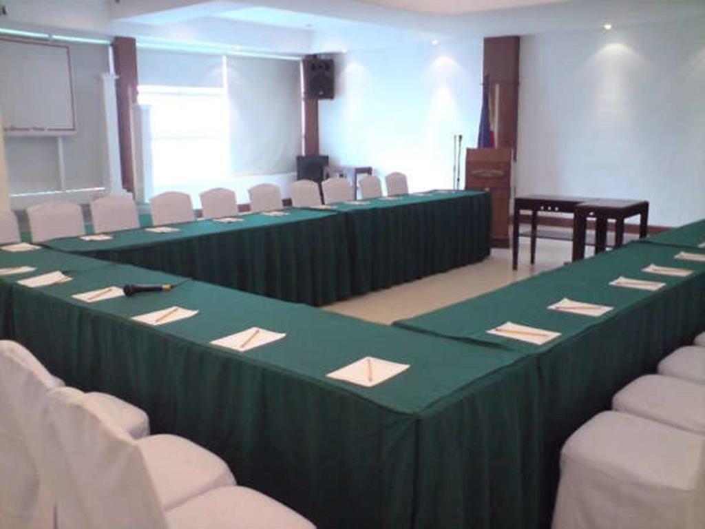 Cherry Blossoms Hotel Manila Bagian luar foto