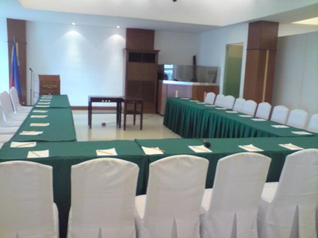Cherry Blossoms Hotel Manila Bagian luar foto