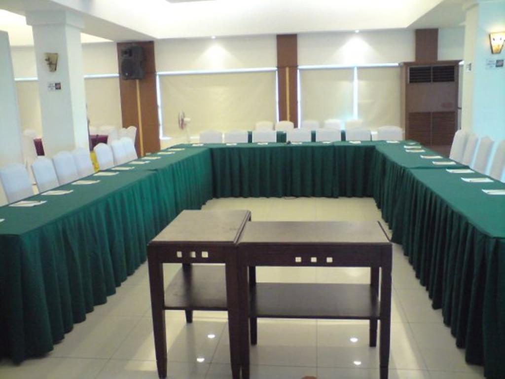 Cherry Blossoms Hotel Manila Bagian luar foto