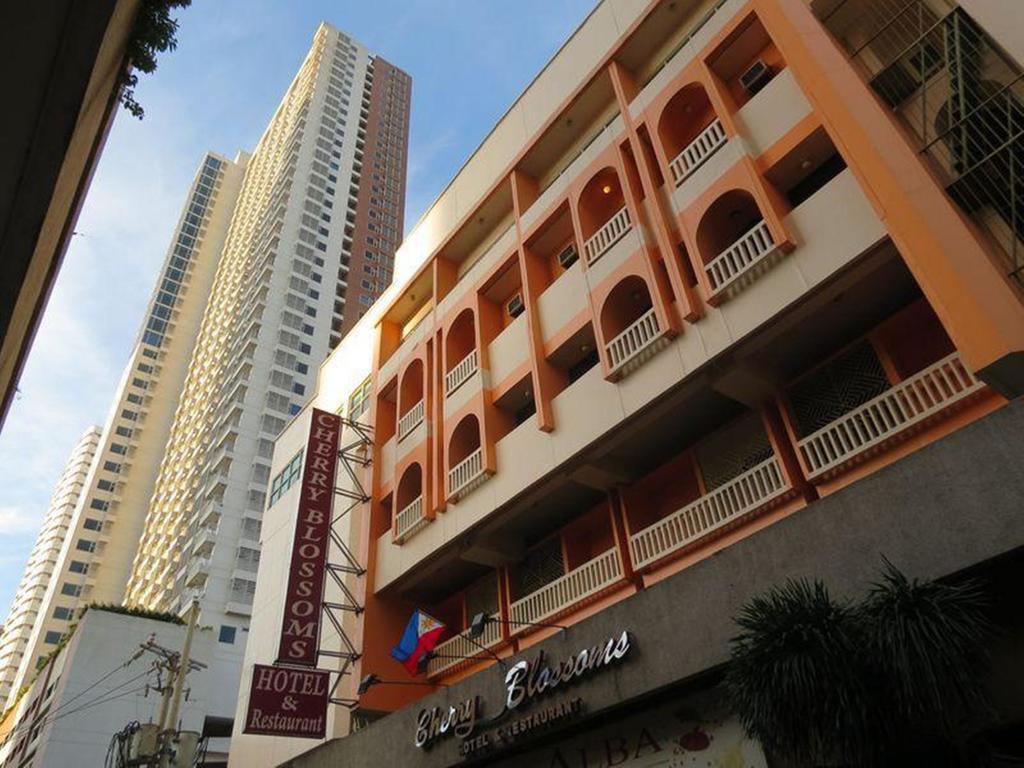 Cherry Blossoms Hotel Manila Bagian luar foto