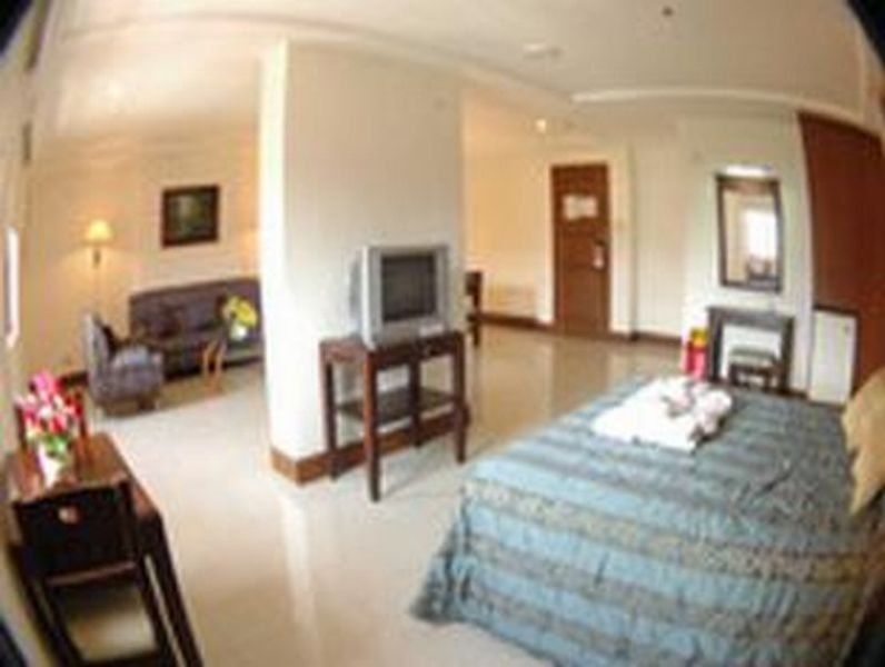 Cherry Blossoms Hotel Manila Bagian luar foto