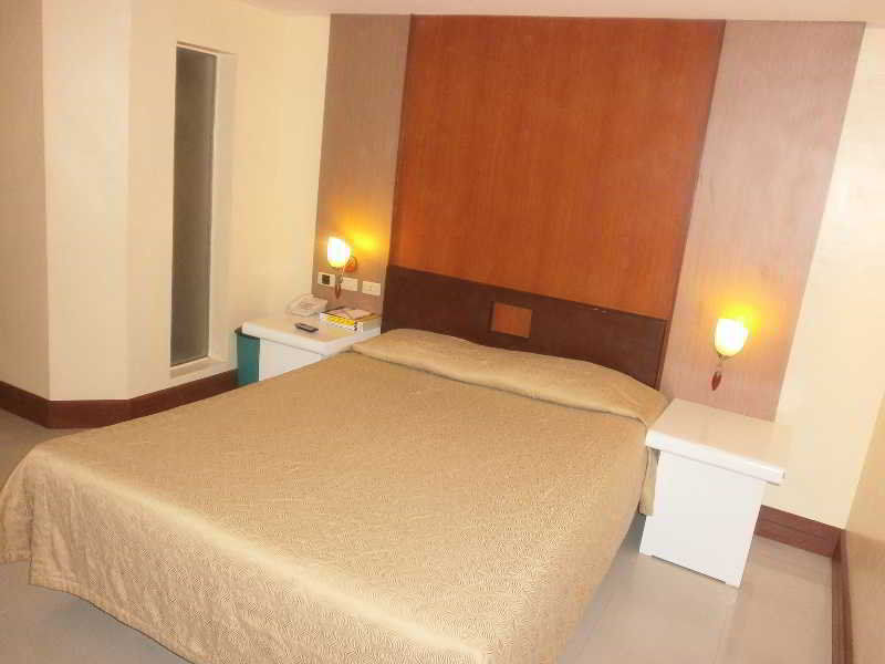 Cherry Blossoms Hotel Manila Bagian luar foto