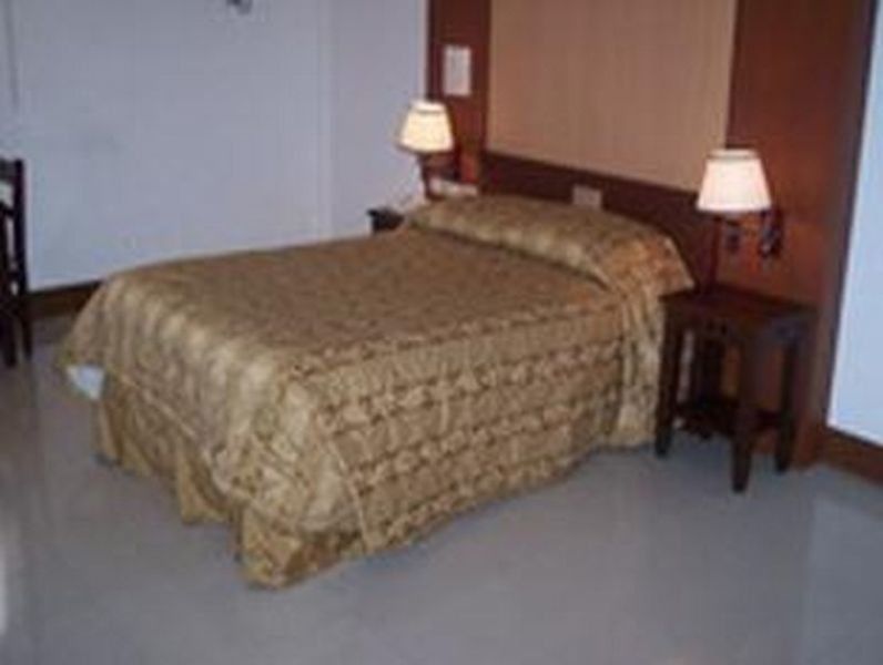 Cherry Blossoms Hotel Manila Bagian luar foto