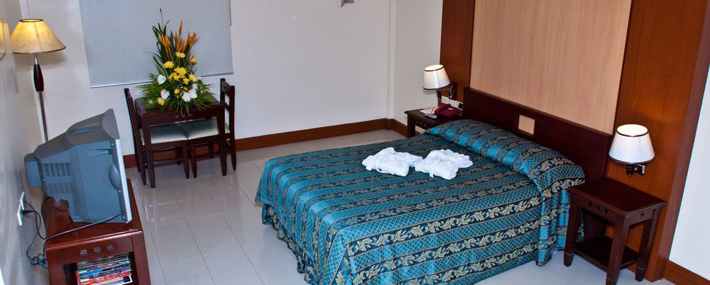 Cherry Blossoms Hotel Manila Bagian luar foto