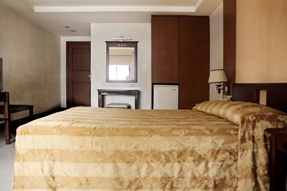 Cherry Blossoms Hotel Manila Bagian luar foto