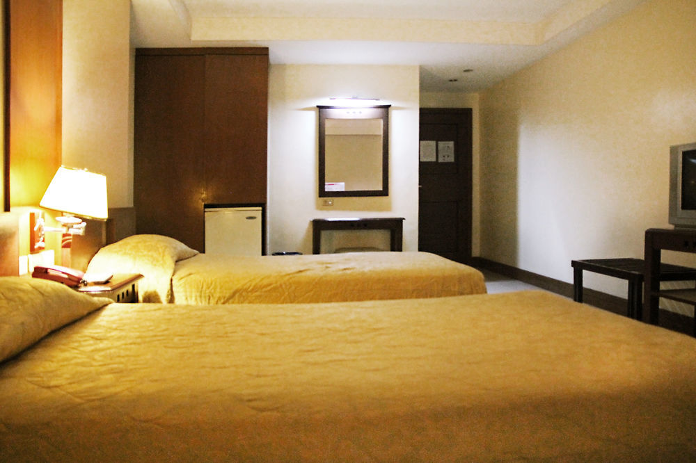Cherry Blossoms Hotel Manila Bagian luar foto