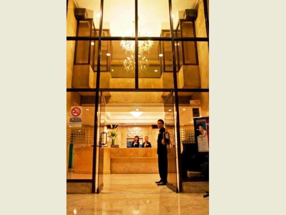 Cherry Blossoms Hotel Manila Bagian luar foto