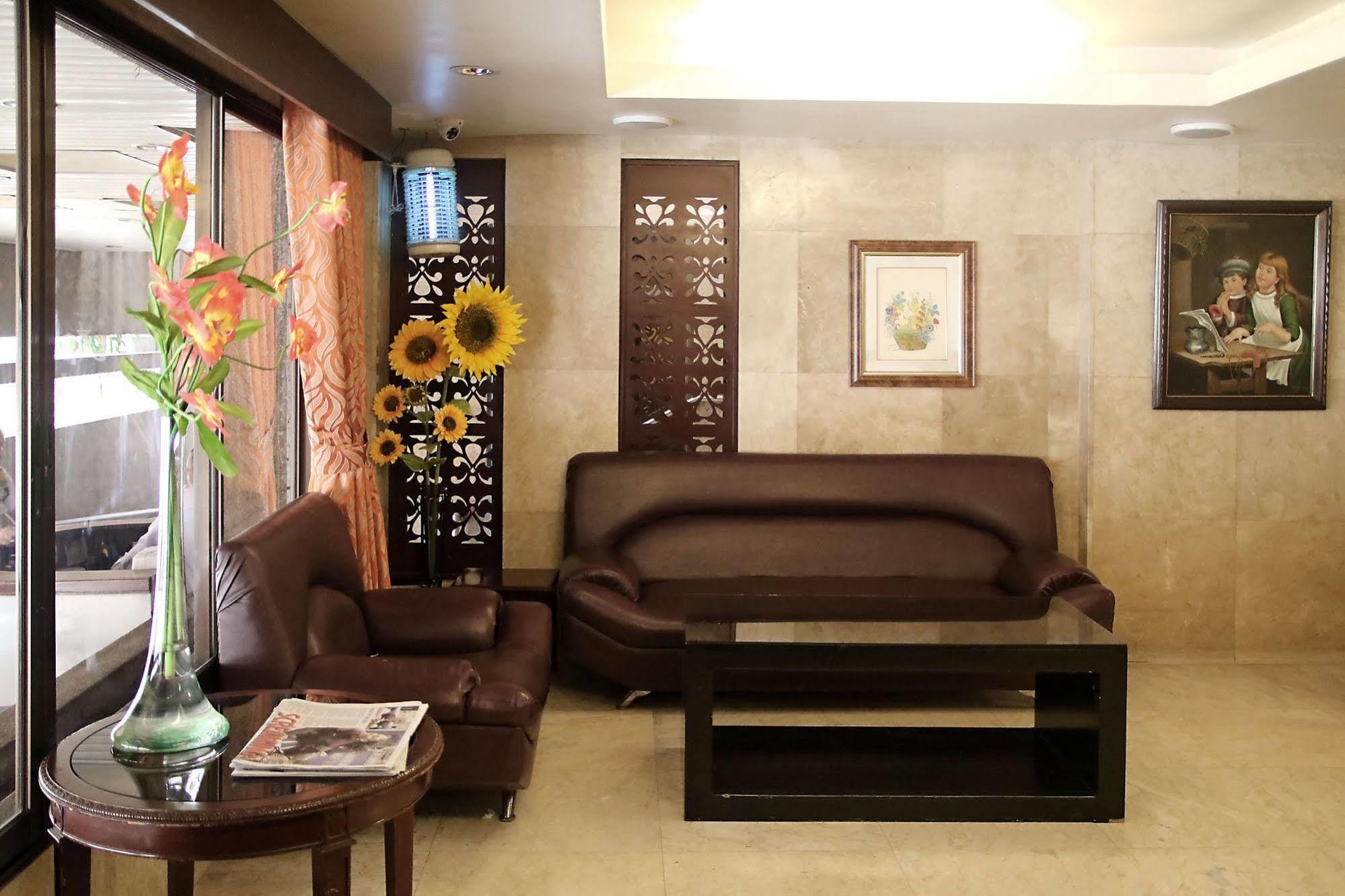 Cherry Blossoms Hotel Manila Bagian luar foto