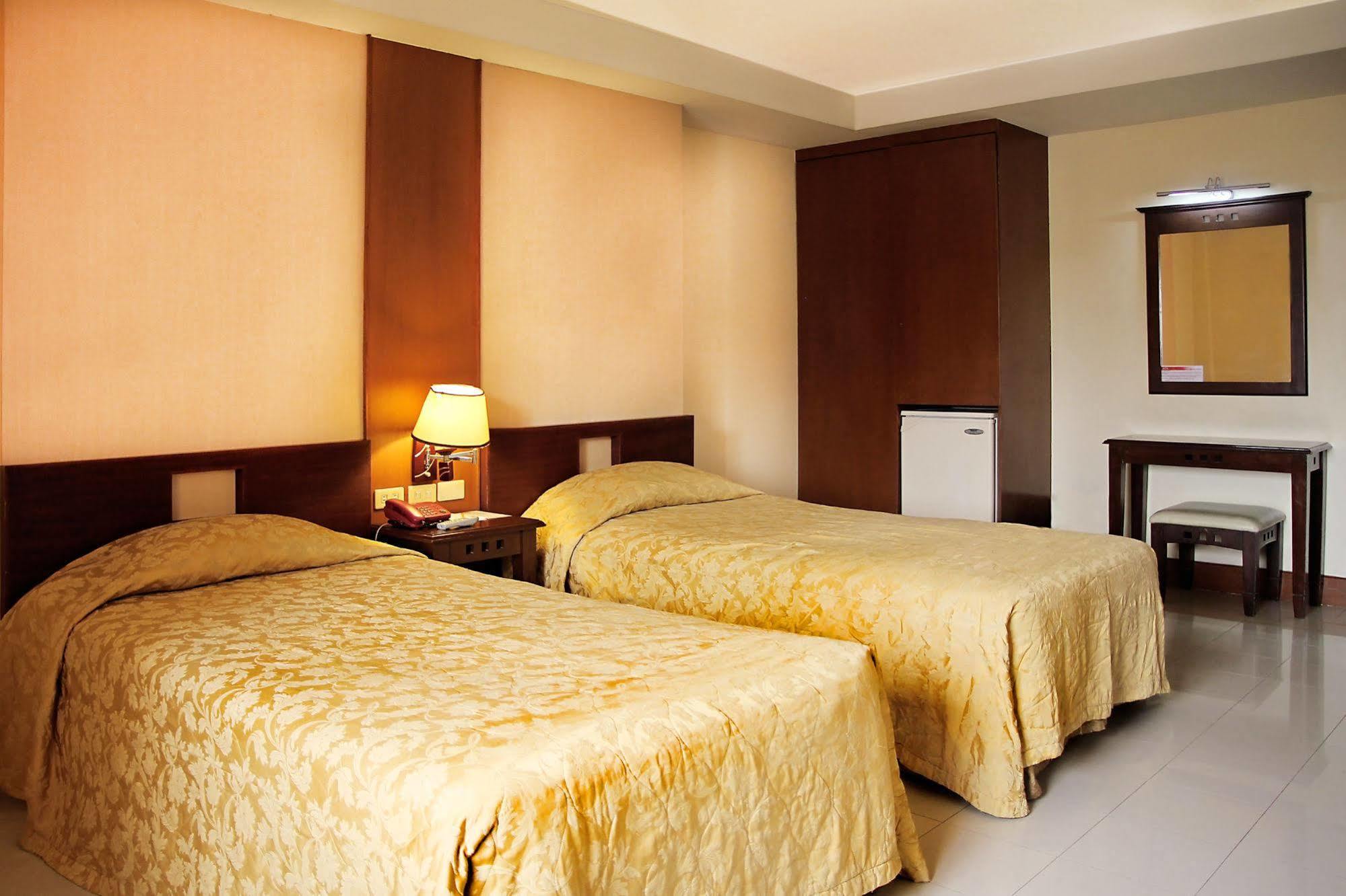 Cherry Blossoms Hotel Manila Bagian luar foto