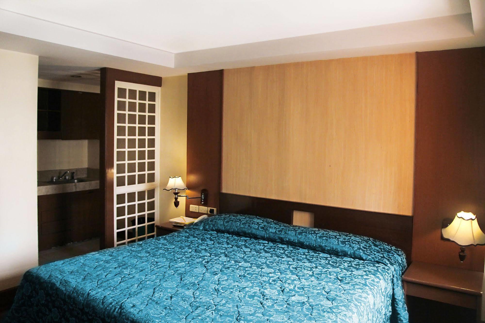 Cherry Blossoms Hotel Manila Bagian luar foto