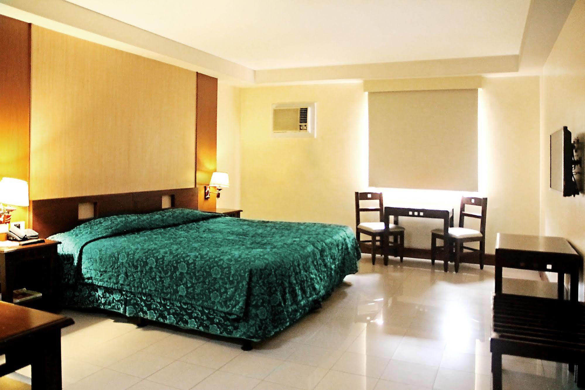 Cherry Blossoms Hotel Manila Bagian luar foto