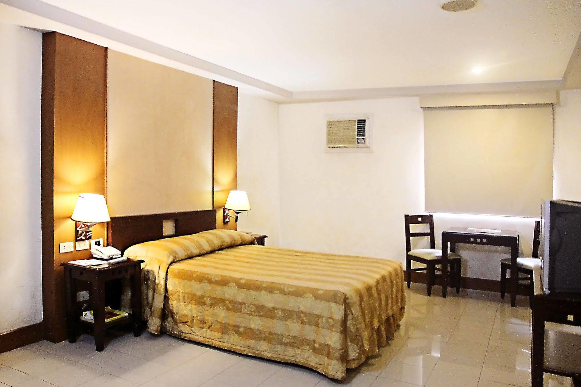 Cherry Blossoms Hotel Manila Bagian luar foto