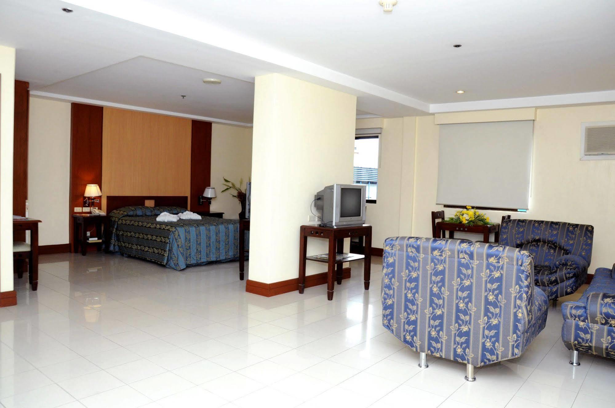 Cherry Blossoms Hotel Manila Bagian luar foto