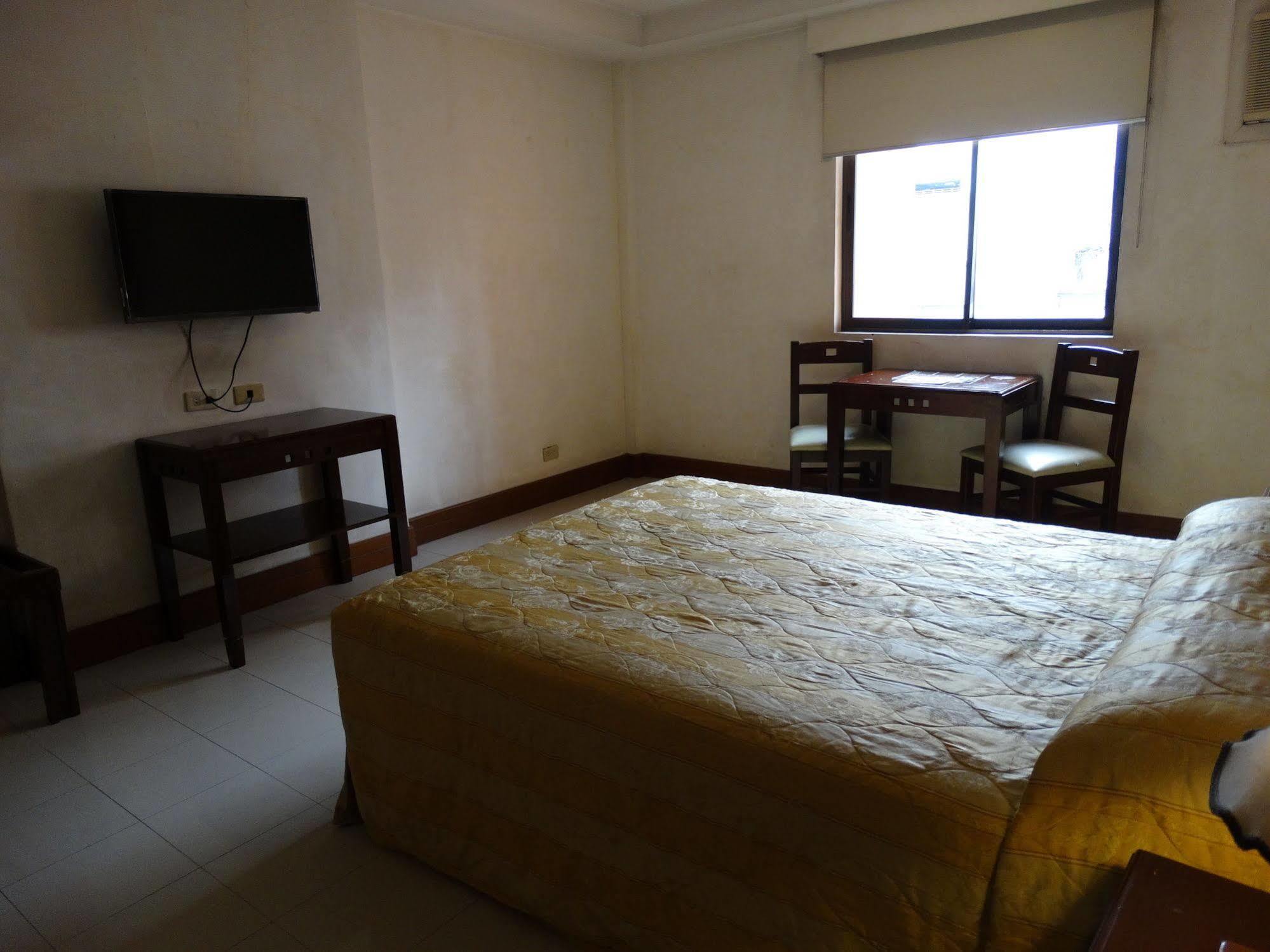 Cherry Blossoms Hotel Manila Bagian luar foto