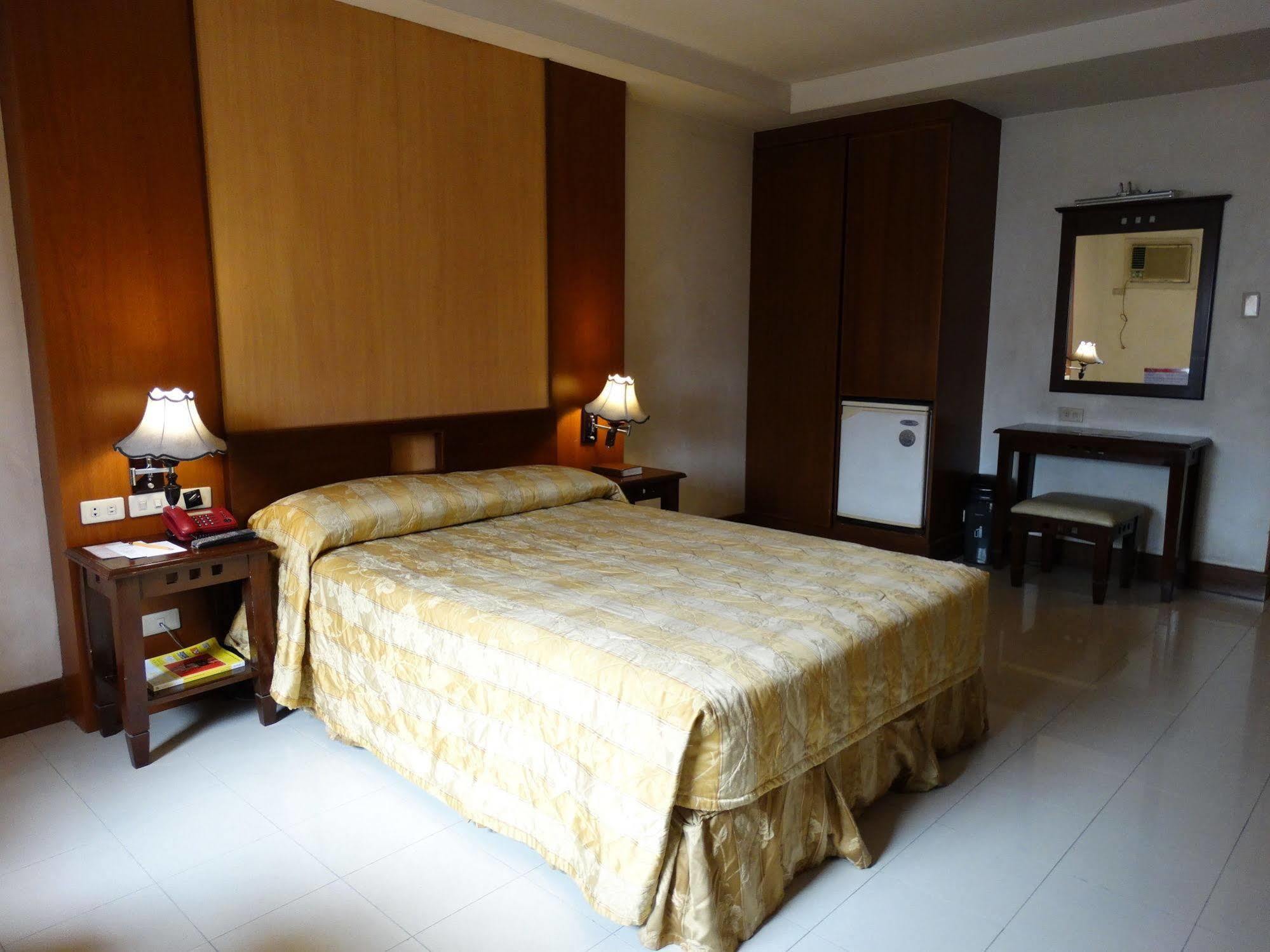Cherry Blossoms Hotel Manila Bagian luar foto