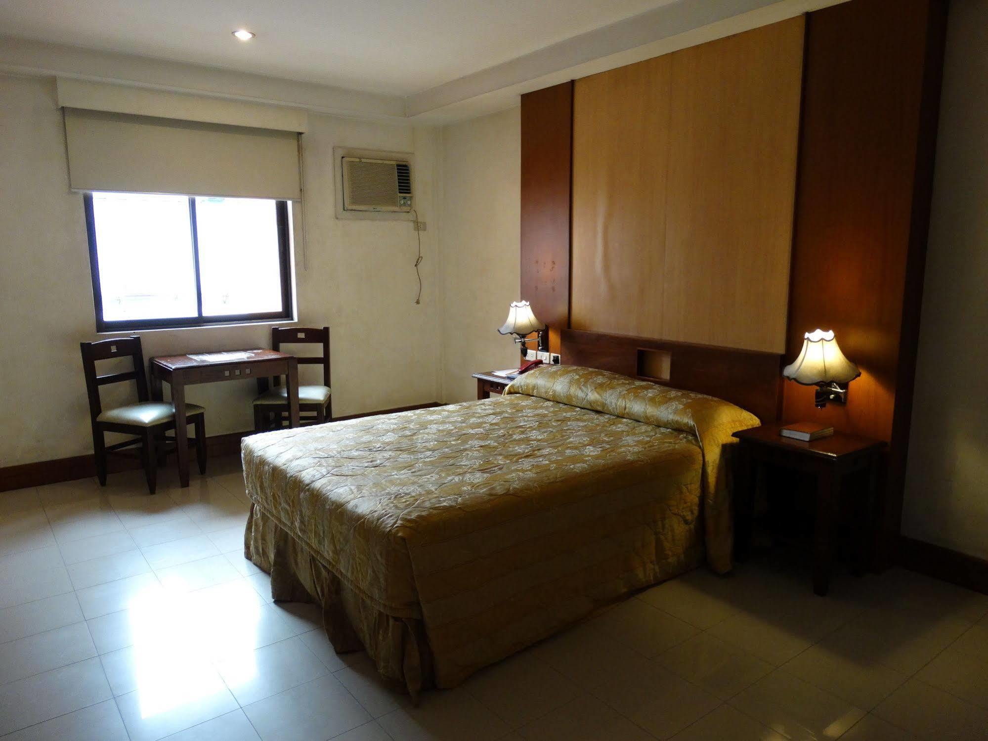 Cherry Blossoms Hotel Manila Bagian luar foto