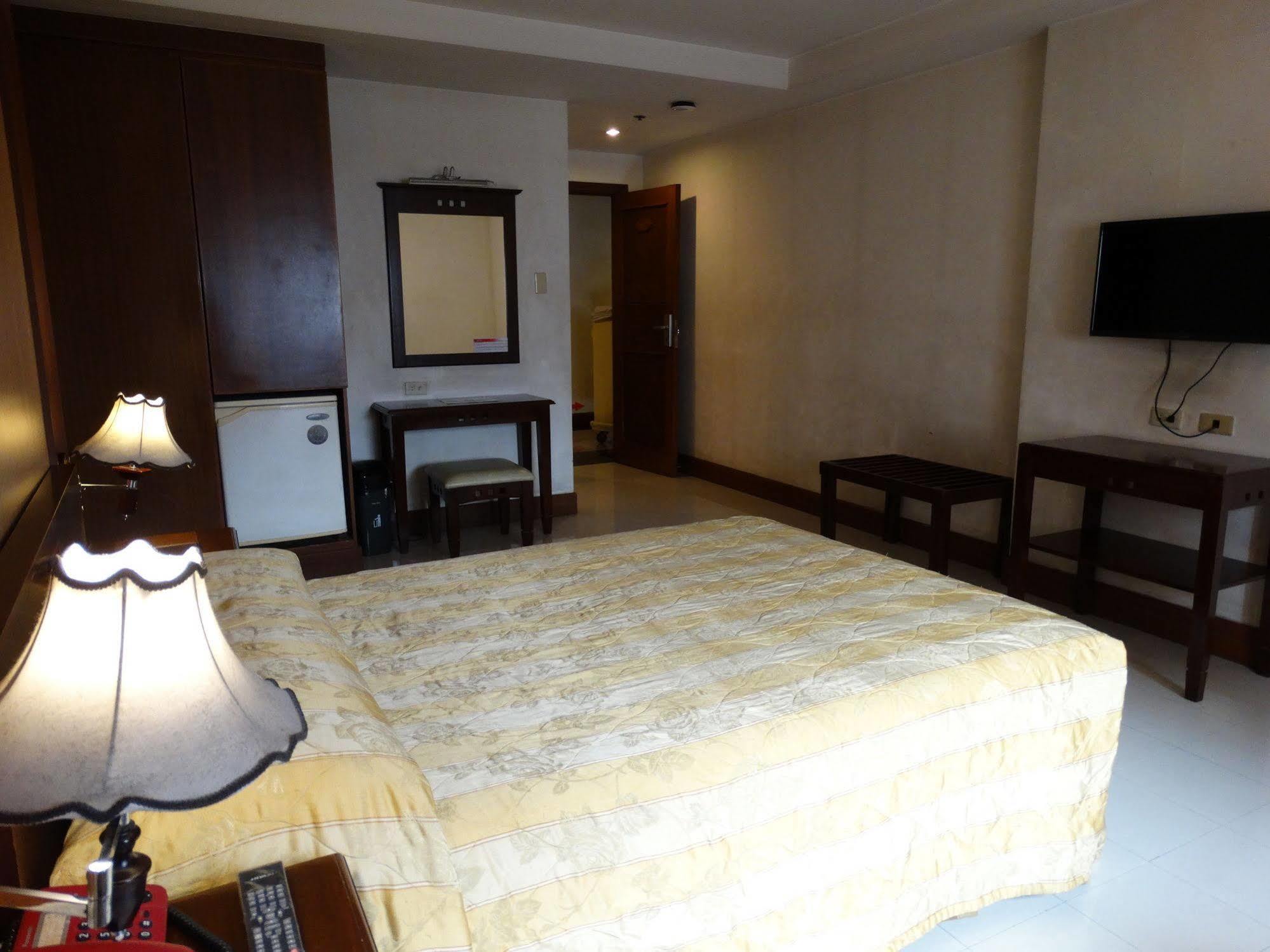 Cherry Blossoms Hotel Manila Bagian luar foto