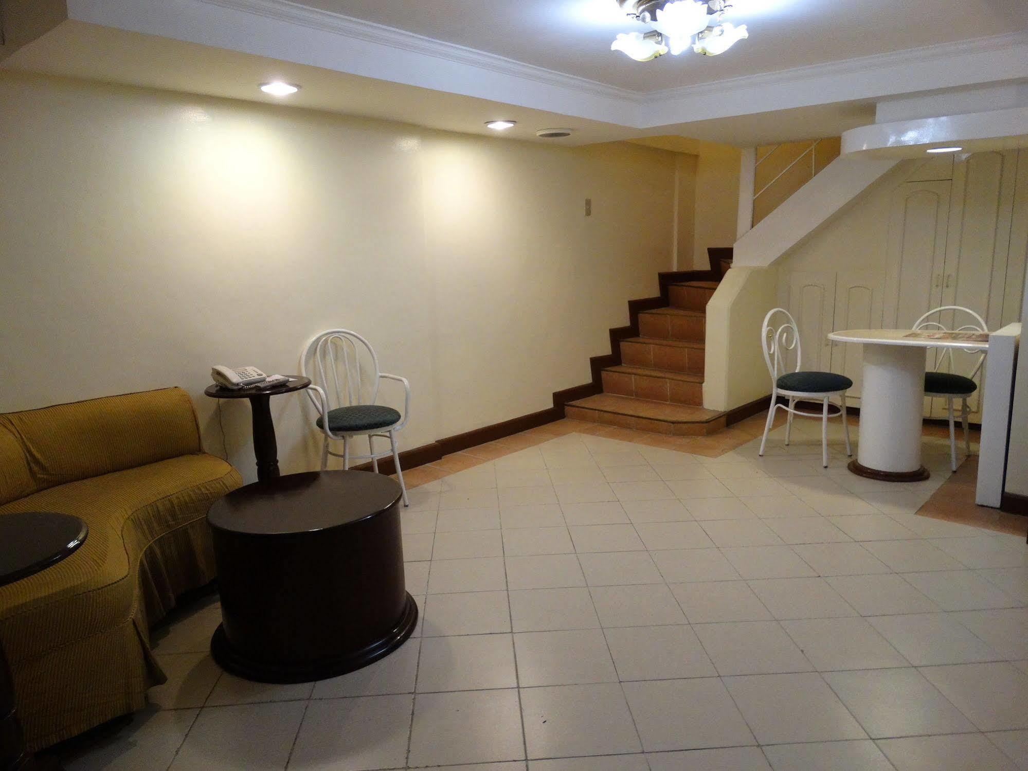 Cherry Blossoms Hotel Manila Bagian luar foto