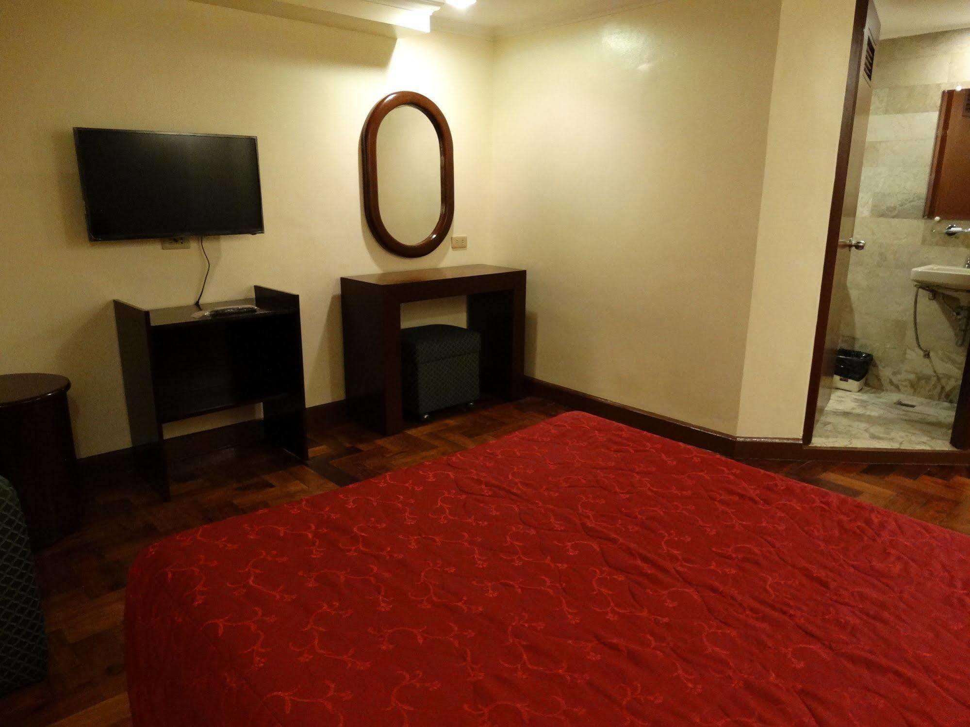 Cherry Blossoms Hotel Manila Bagian luar foto