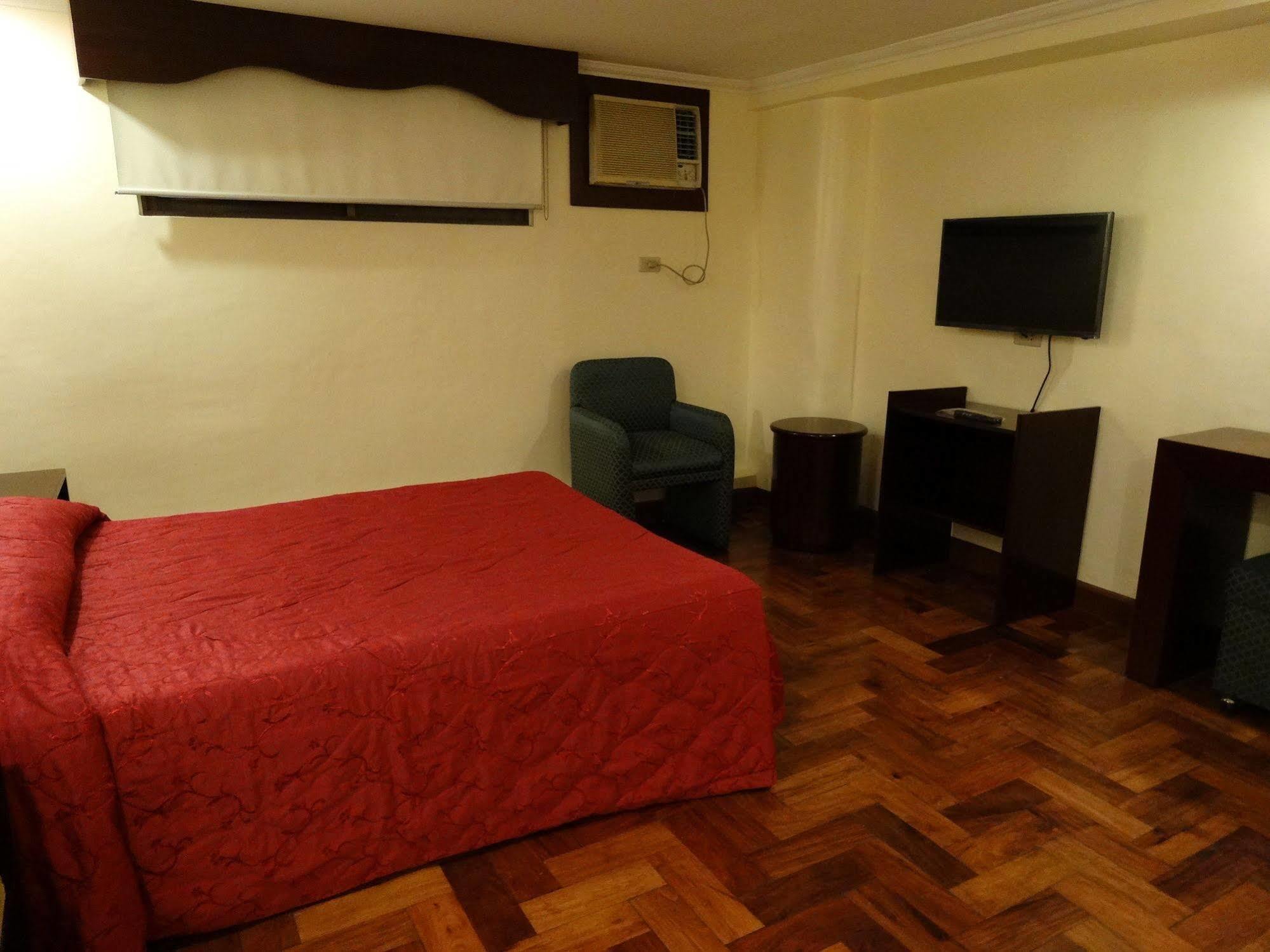 Cherry Blossoms Hotel Manila Bagian luar foto