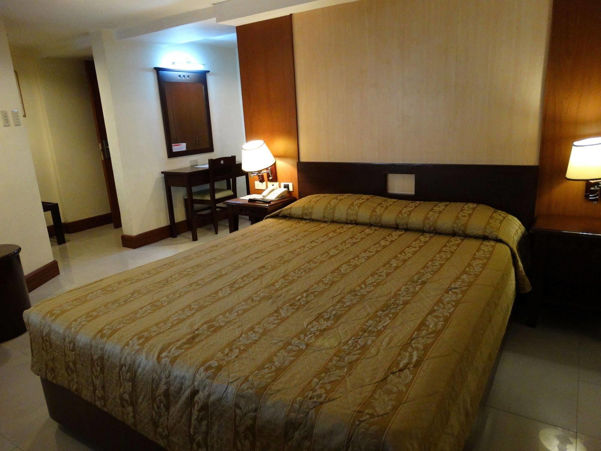 Cherry Blossoms Hotel Manila Bagian luar foto