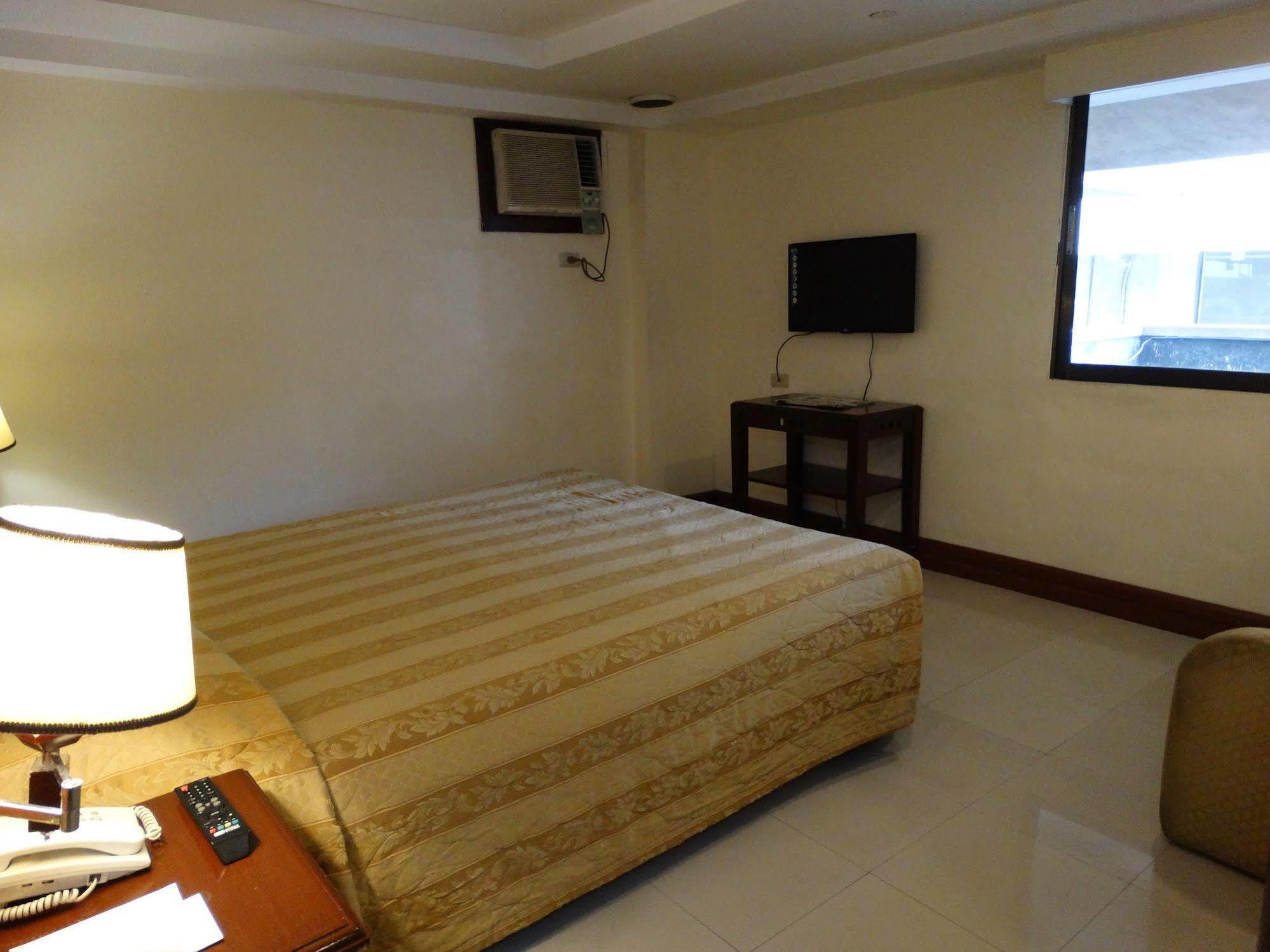 Cherry Blossoms Hotel Manila Bagian luar foto