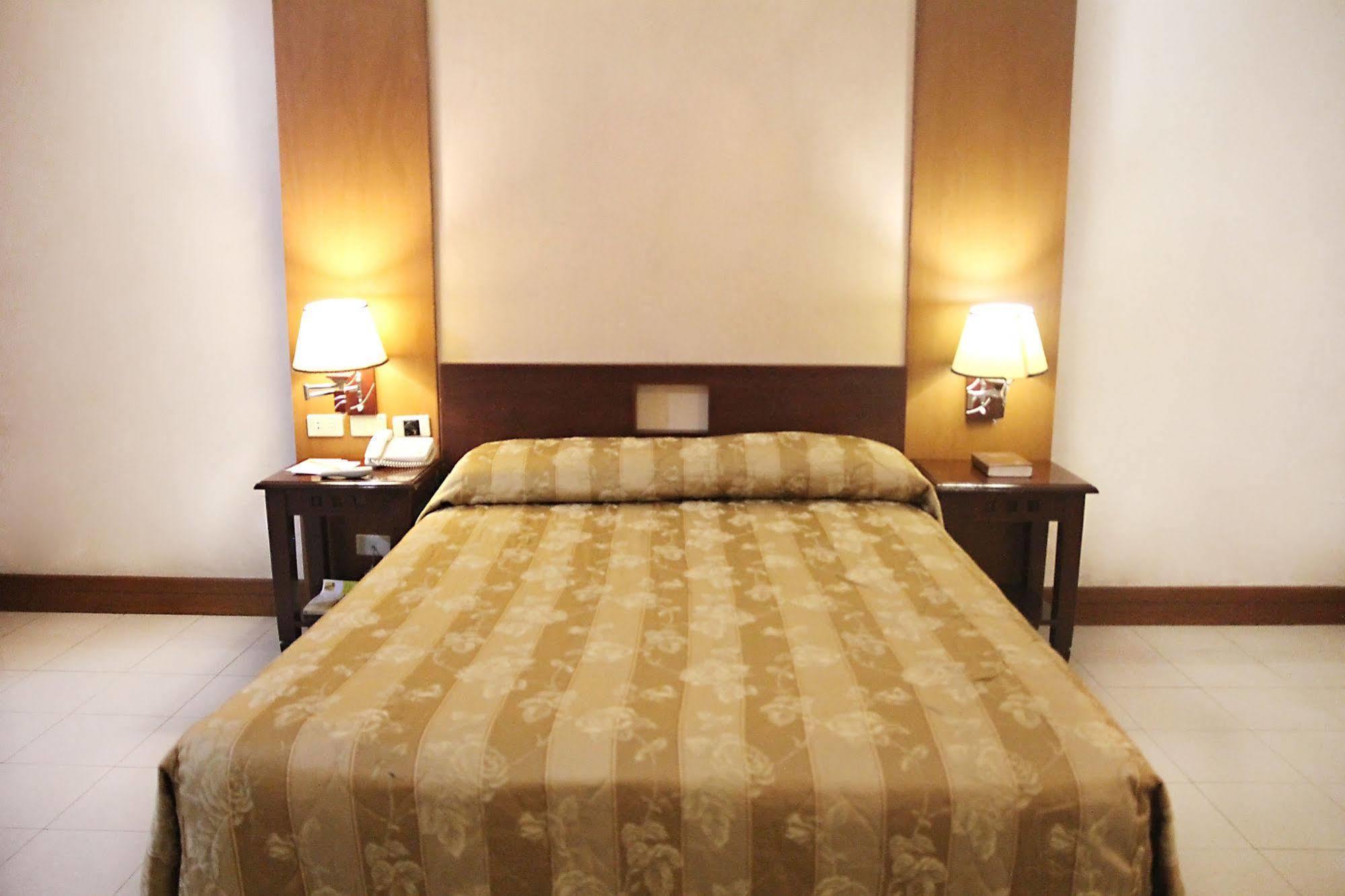 Cherry Blossoms Hotel Manila Bagian luar foto