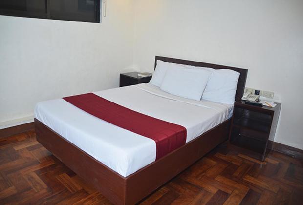 Cherry Blossoms Hotel Manila Bagian luar foto