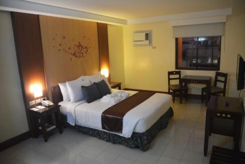 Cherry Blossoms Hotel Manila Bagian luar foto
