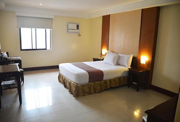 Cherry Blossoms Hotel Manila Bagian luar foto