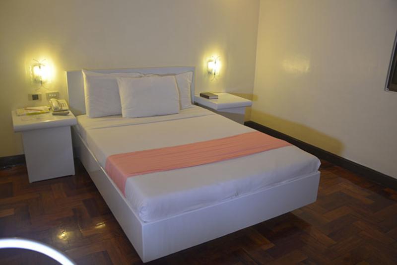 Cherry Blossoms Hotel Manila Bagian luar foto