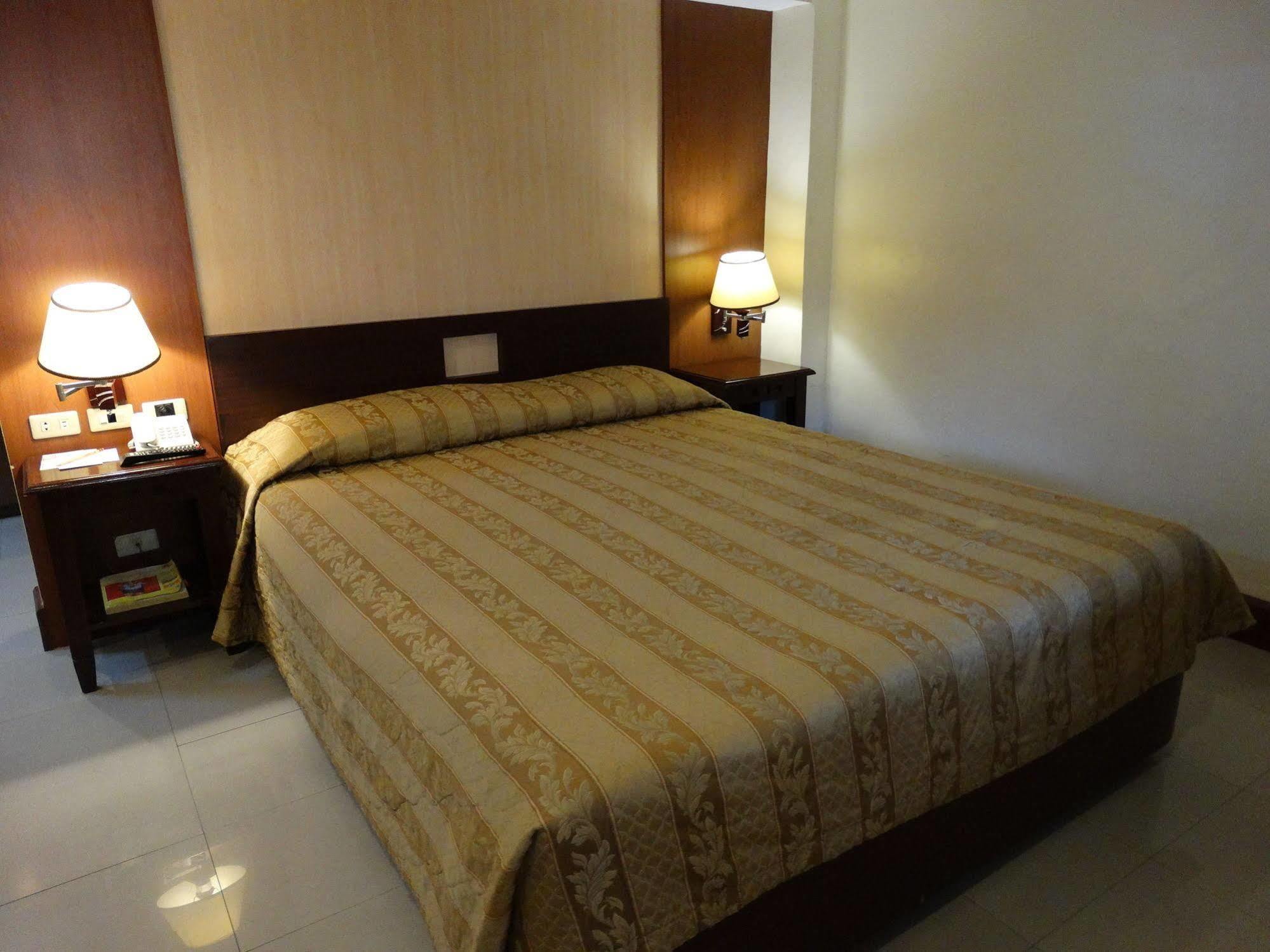 Cherry Blossoms Hotel Manila Bagian luar foto