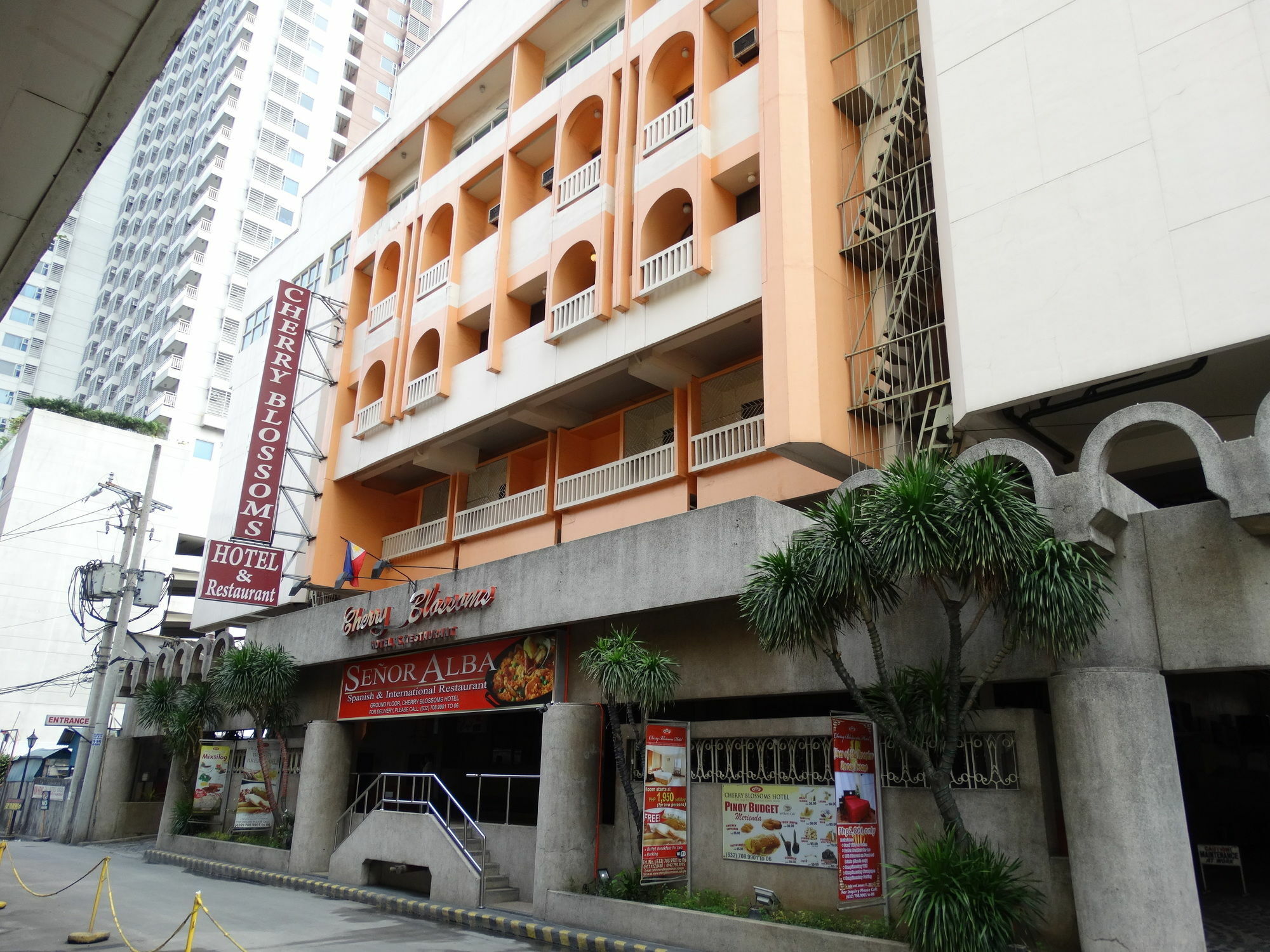 Cherry Blossoms Hotel Manila Bagian luar foto