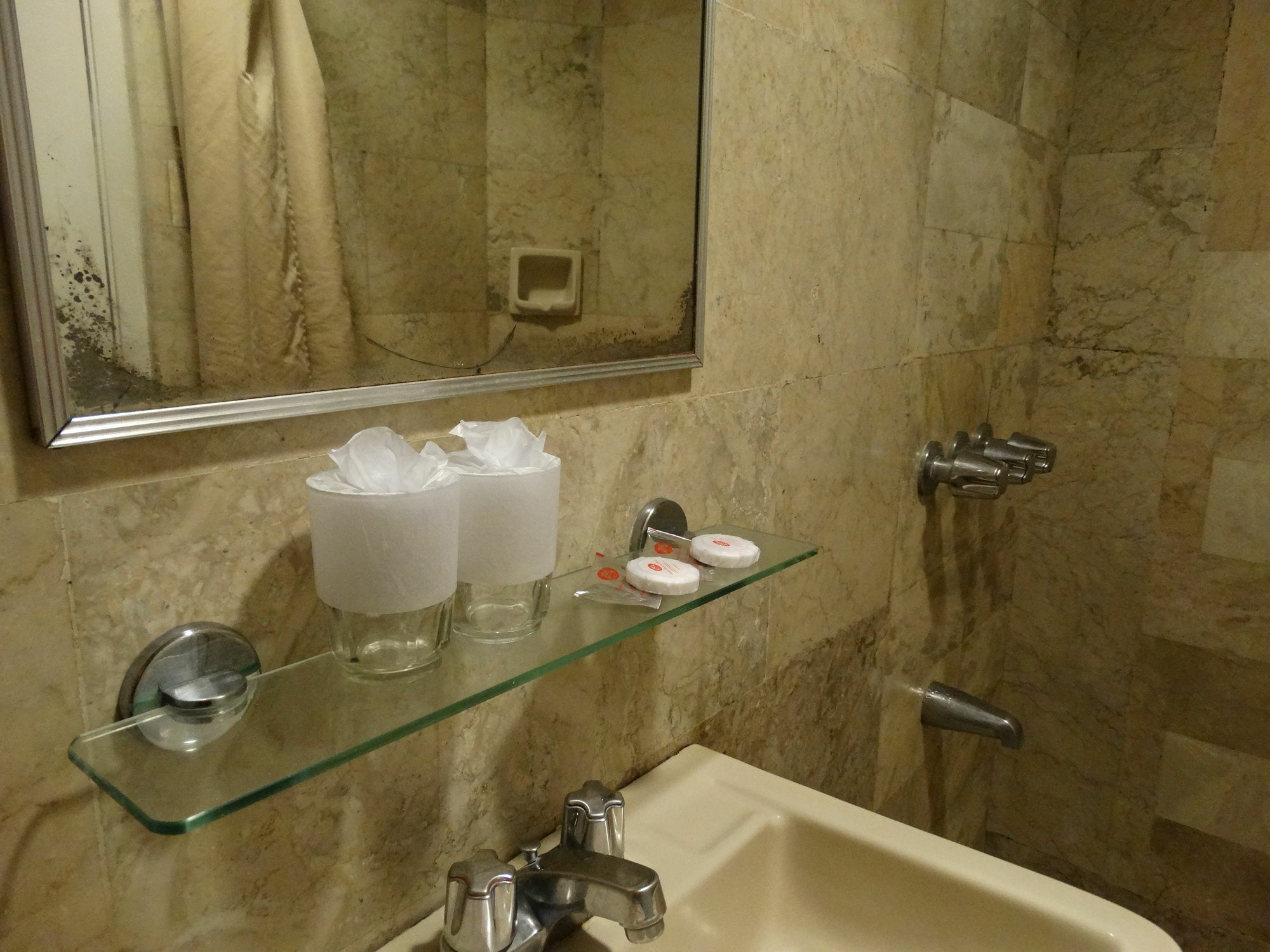 Cherry Blossoms Hotel Manila Bagian luar foto