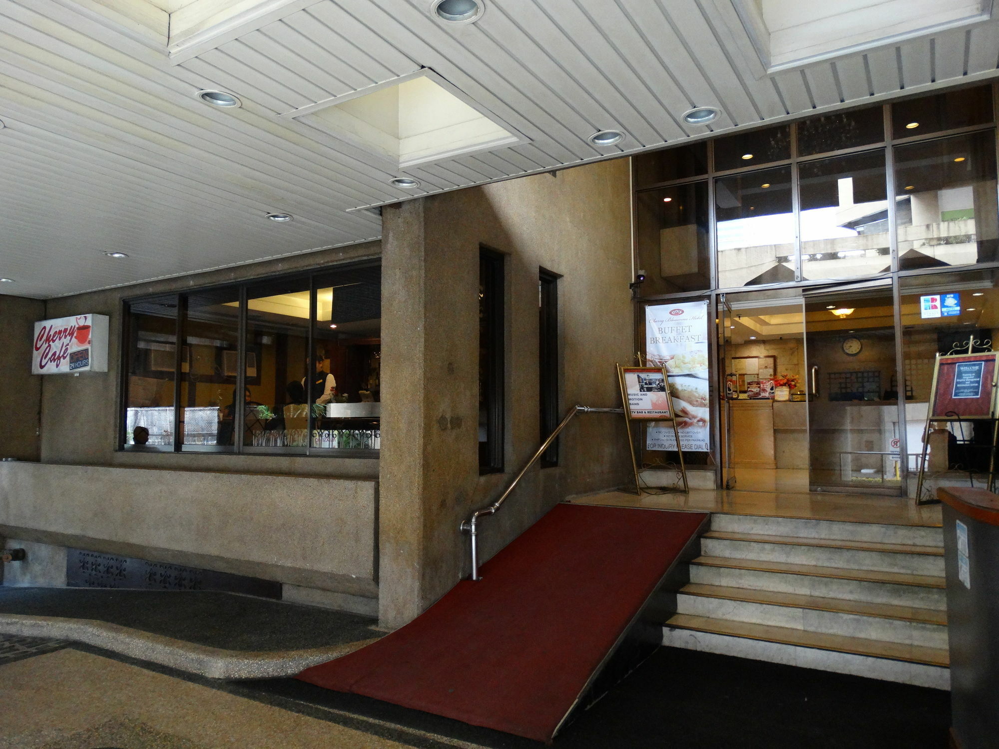 Cherry Blossoms Hotel Manila Bagian luar foto
