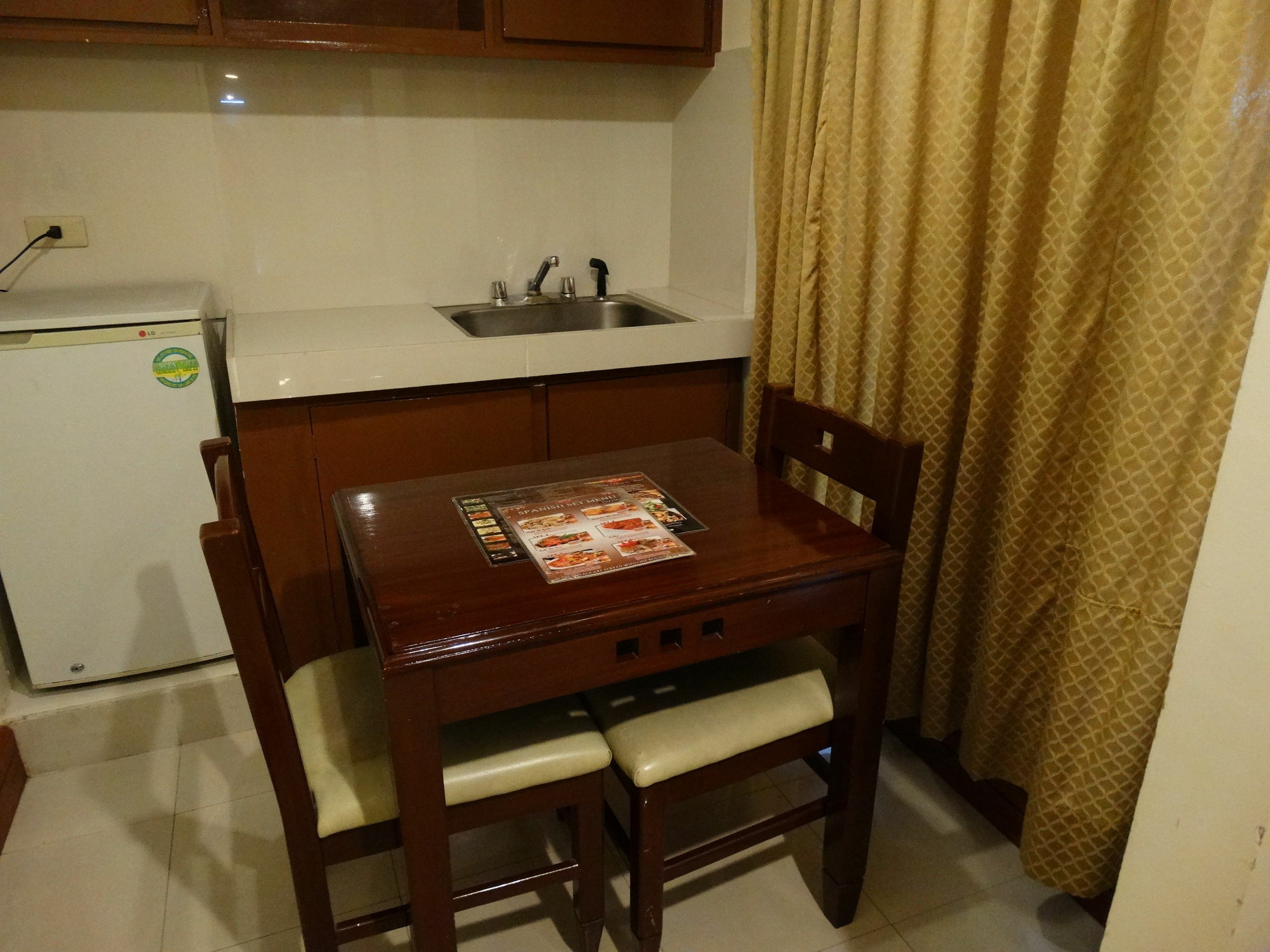 Cherry Blossoms Hotel Manila Bagian luar foto